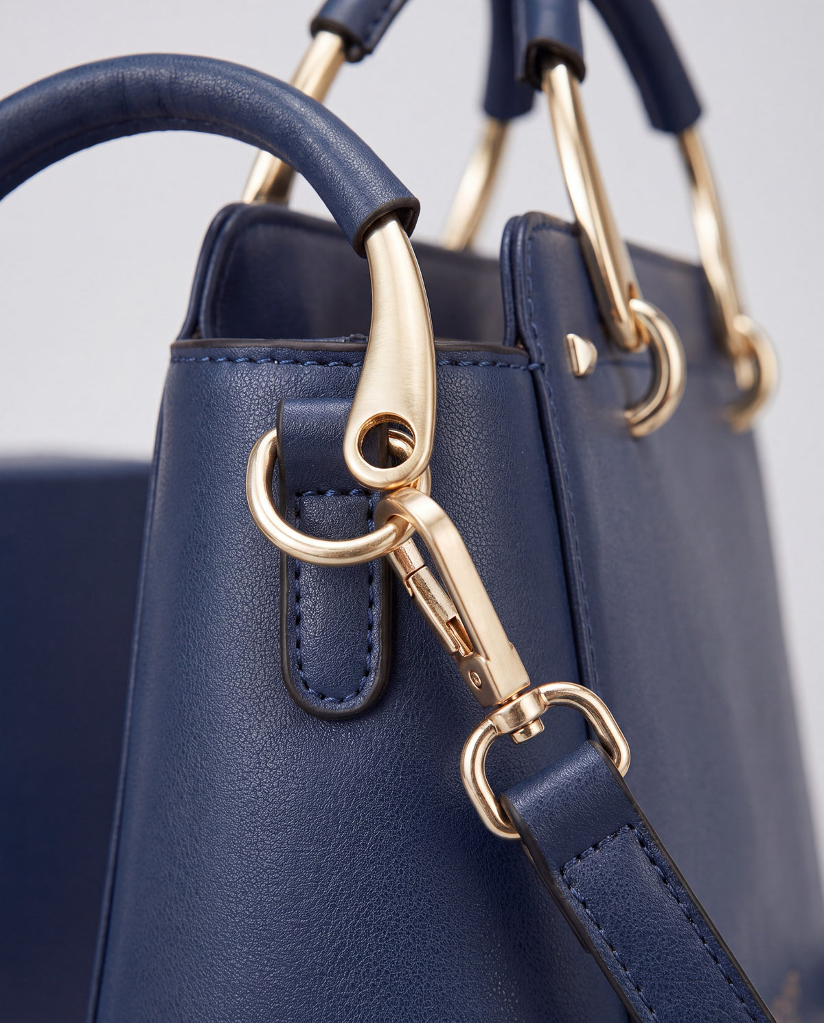 Contrast bag in Blue – hardware detail