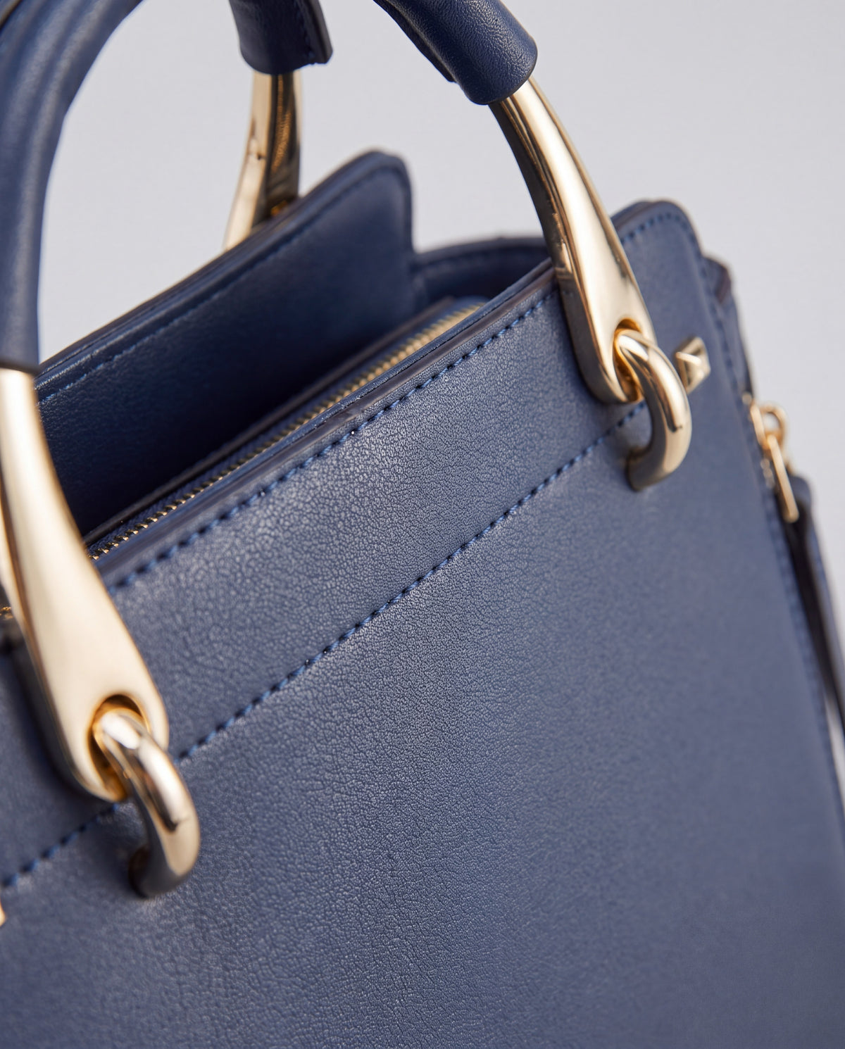 Contrast bag in Blue – leather detail