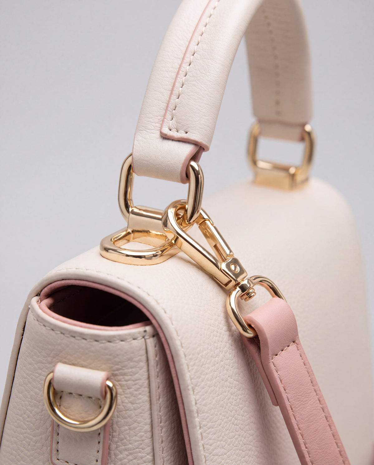Contrast bag in Chalk – hardware detail