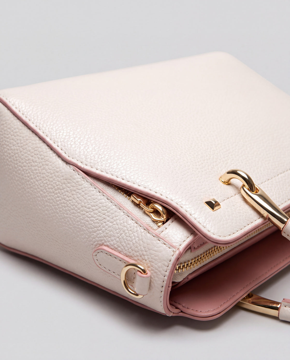 Contrast bag in Chalk – leather detail