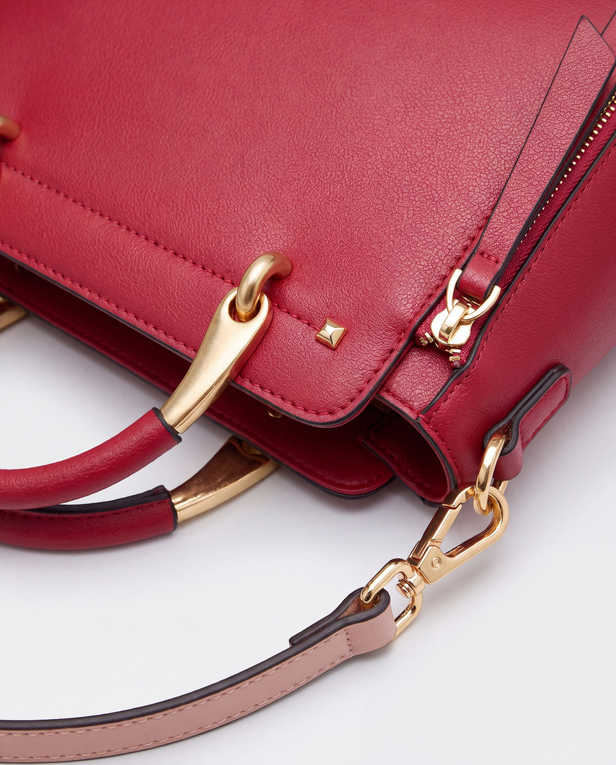 Contrast bag in Red – hardware detail