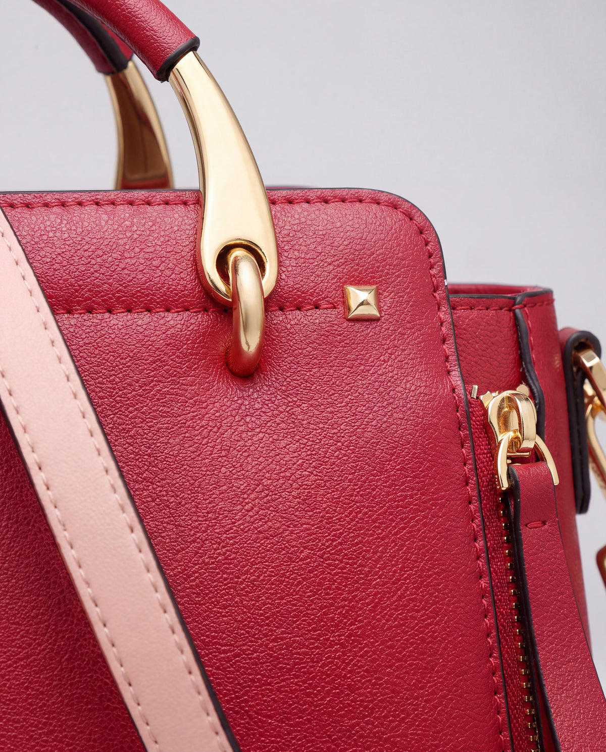 Contrast bag in Red – leather detail