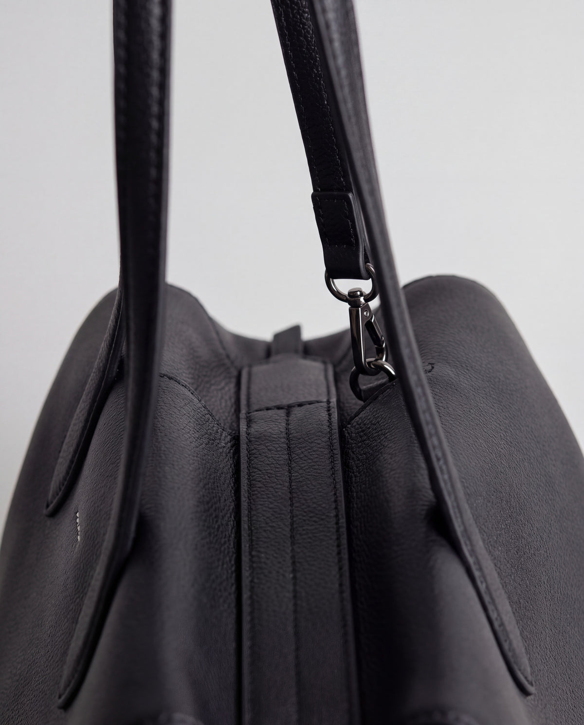 Cortina bag in Black – hardware detail