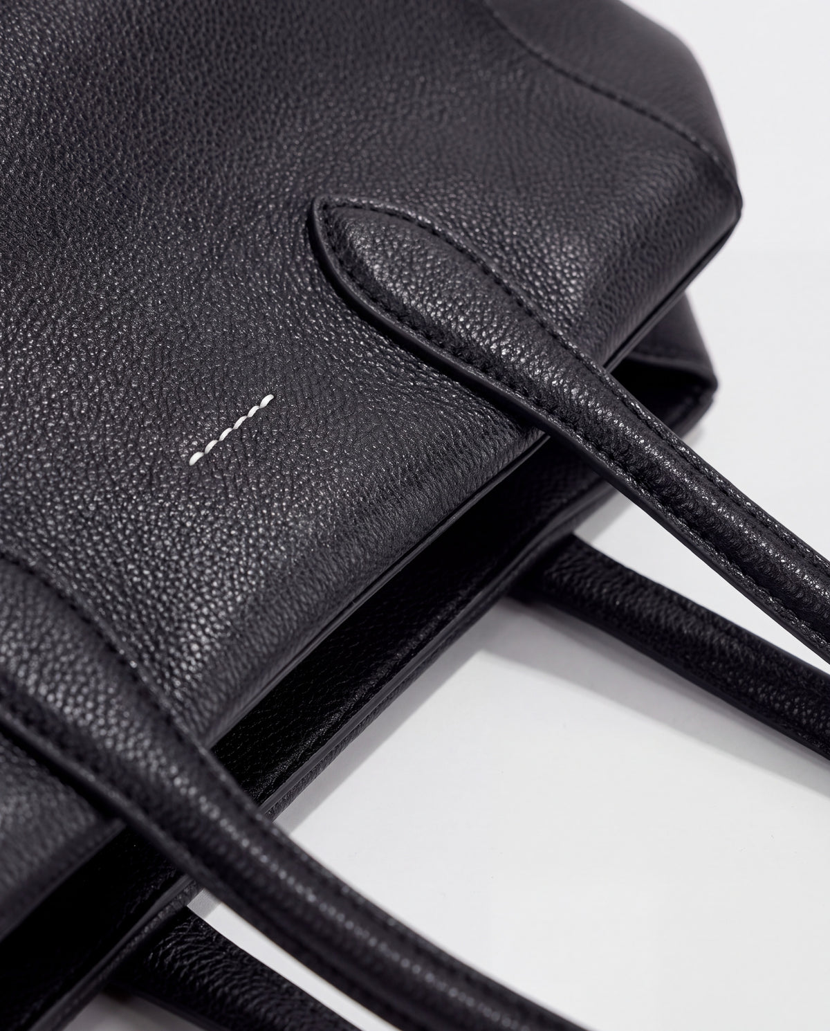 Cortina bag in Black – leather detail