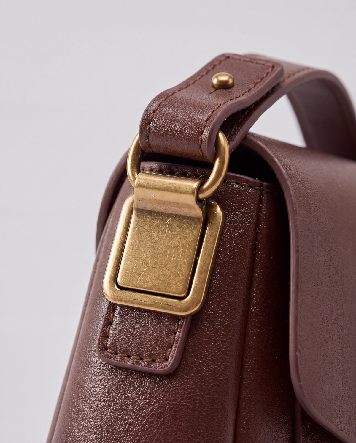 Creta bag in Mahogany – hardware detail