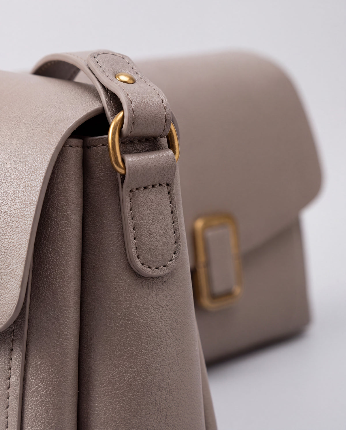 Creta bag in Stone – hardware detail