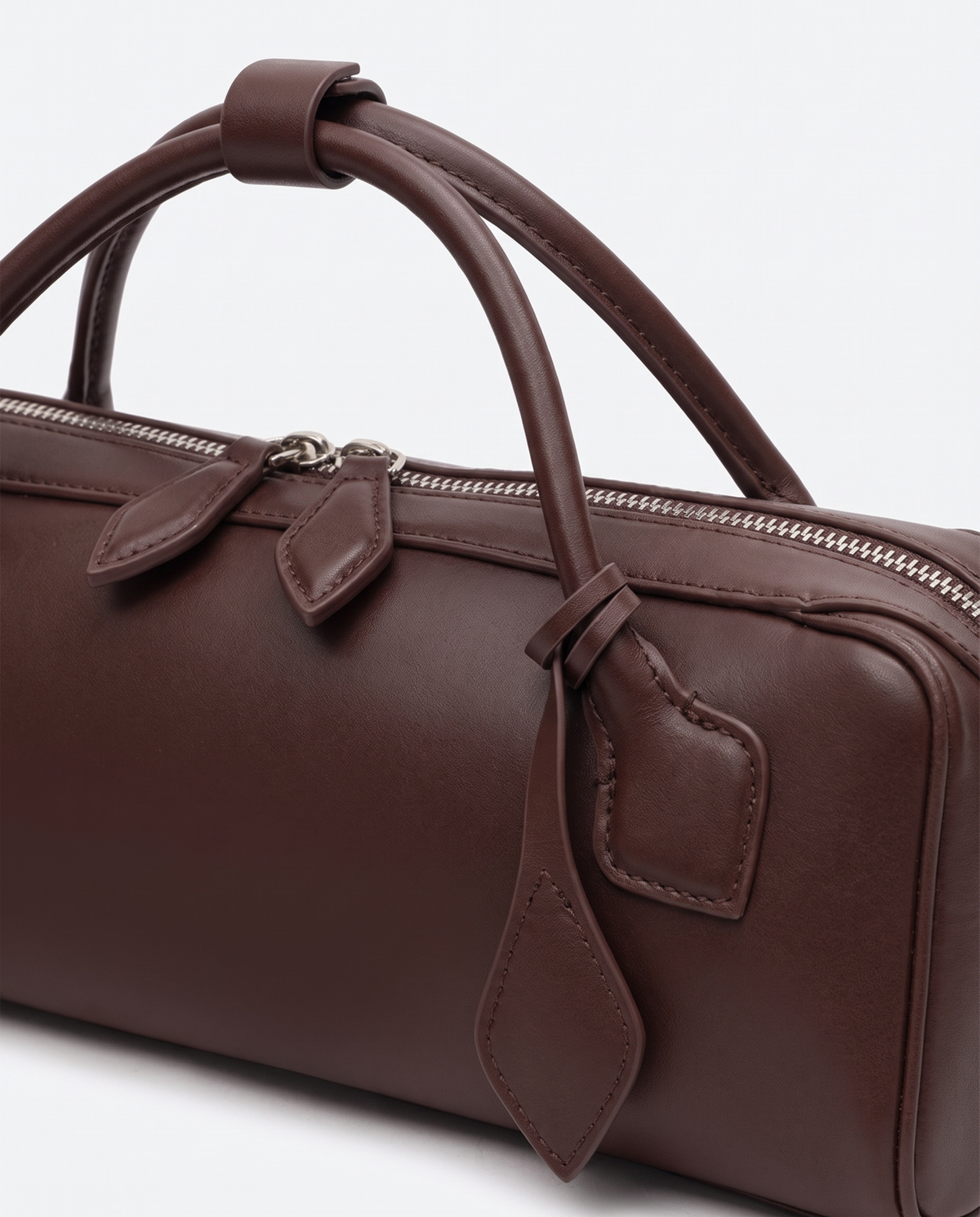 Curve leather barrel bag in Brown – close-up of the leather