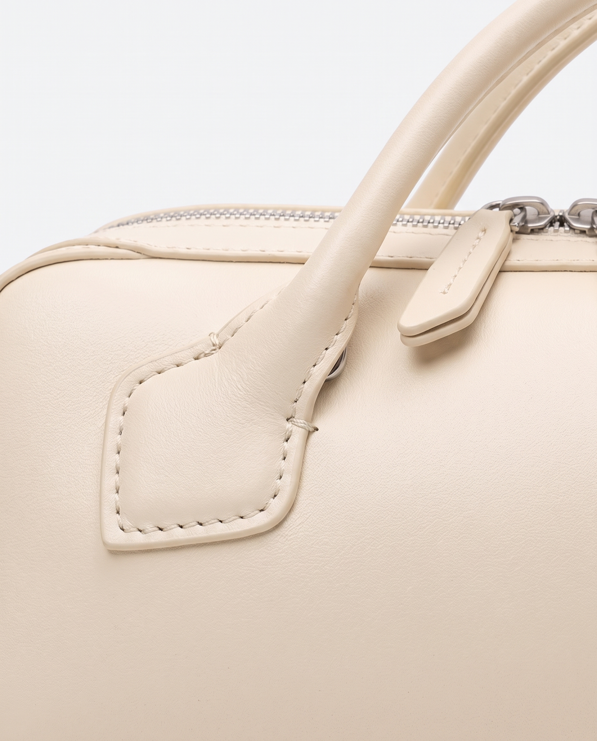 Curve leather barrel bag in Ivory – close-up of the leather