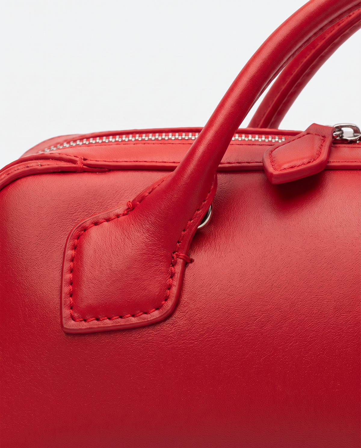 Curve leather barrel bag in Red – close-up of the leather