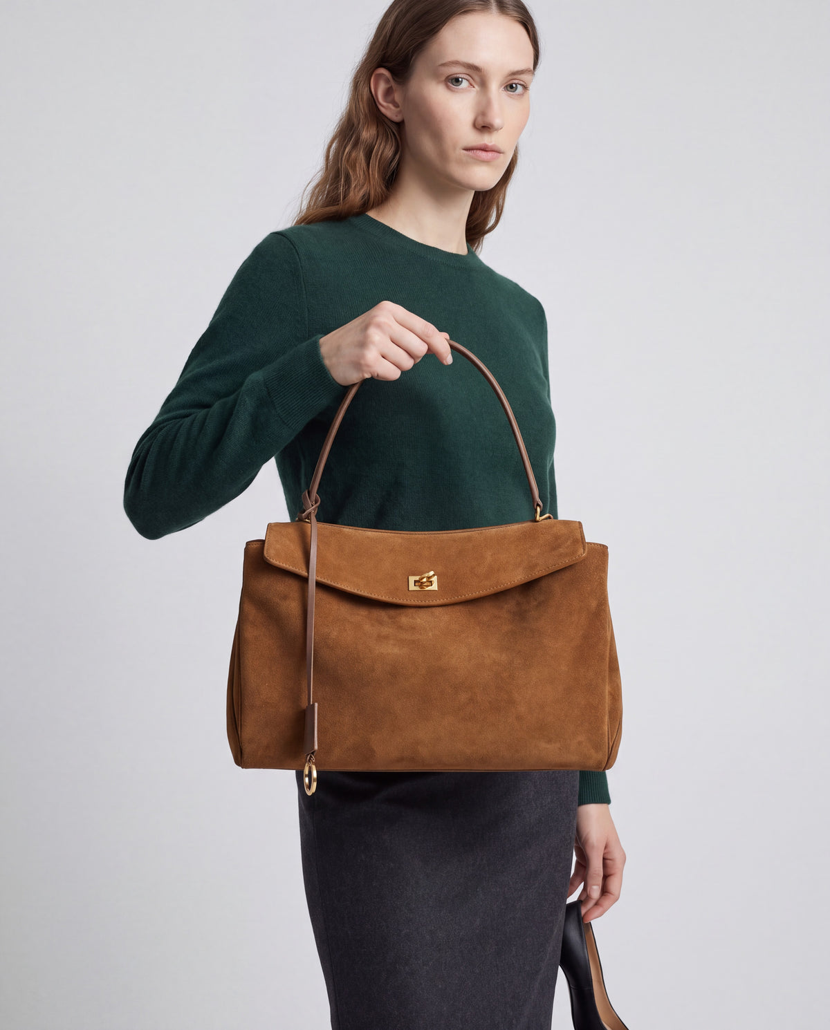 Dolce Large bag in Camel – worn by model, close-up