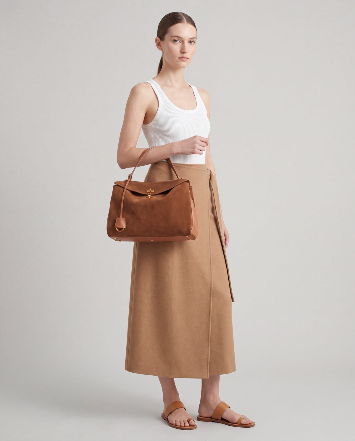 Dolce Large bag in Cognac – worn by model, close-up