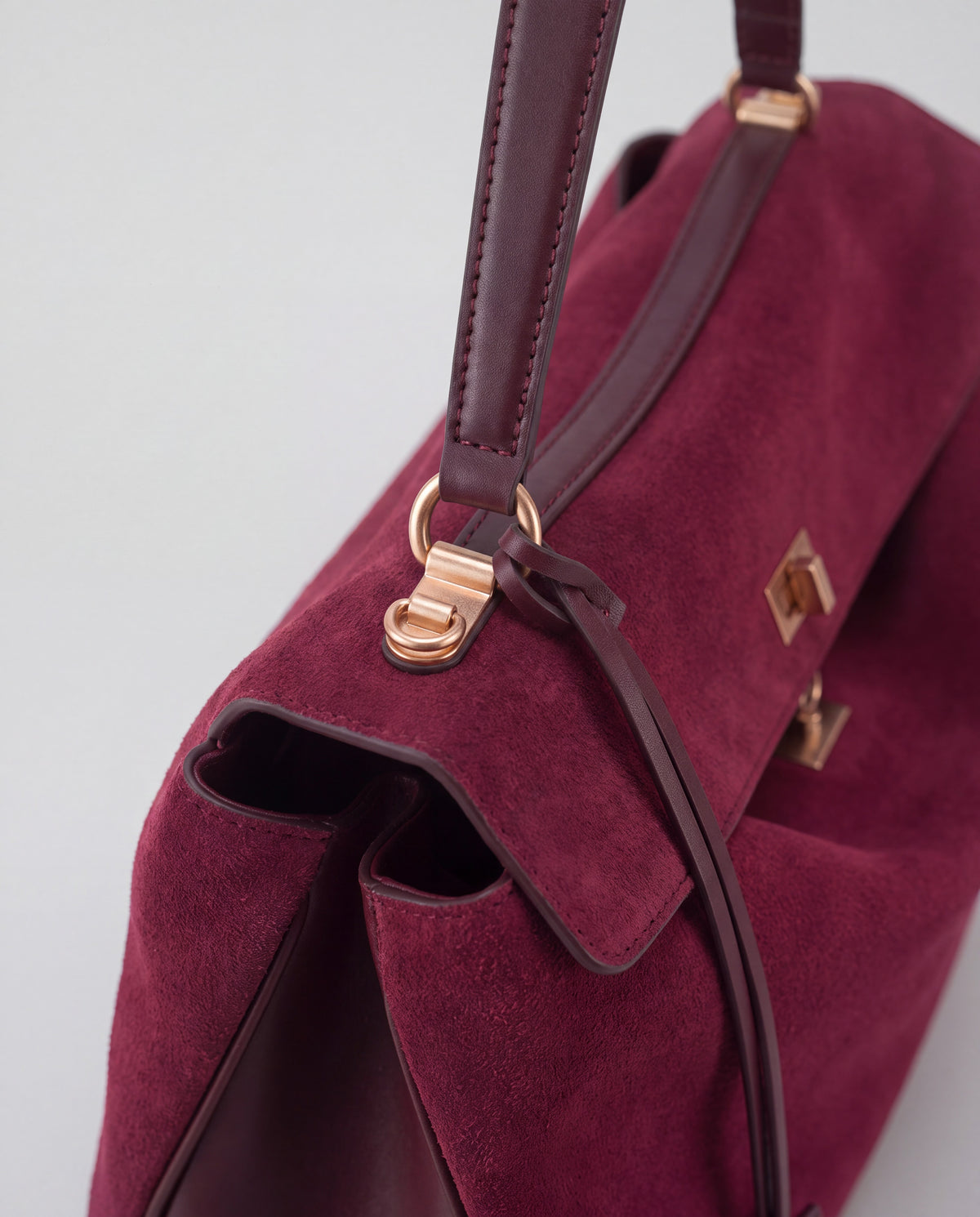 Dolce Medium bag in Burgundy – hardware detail