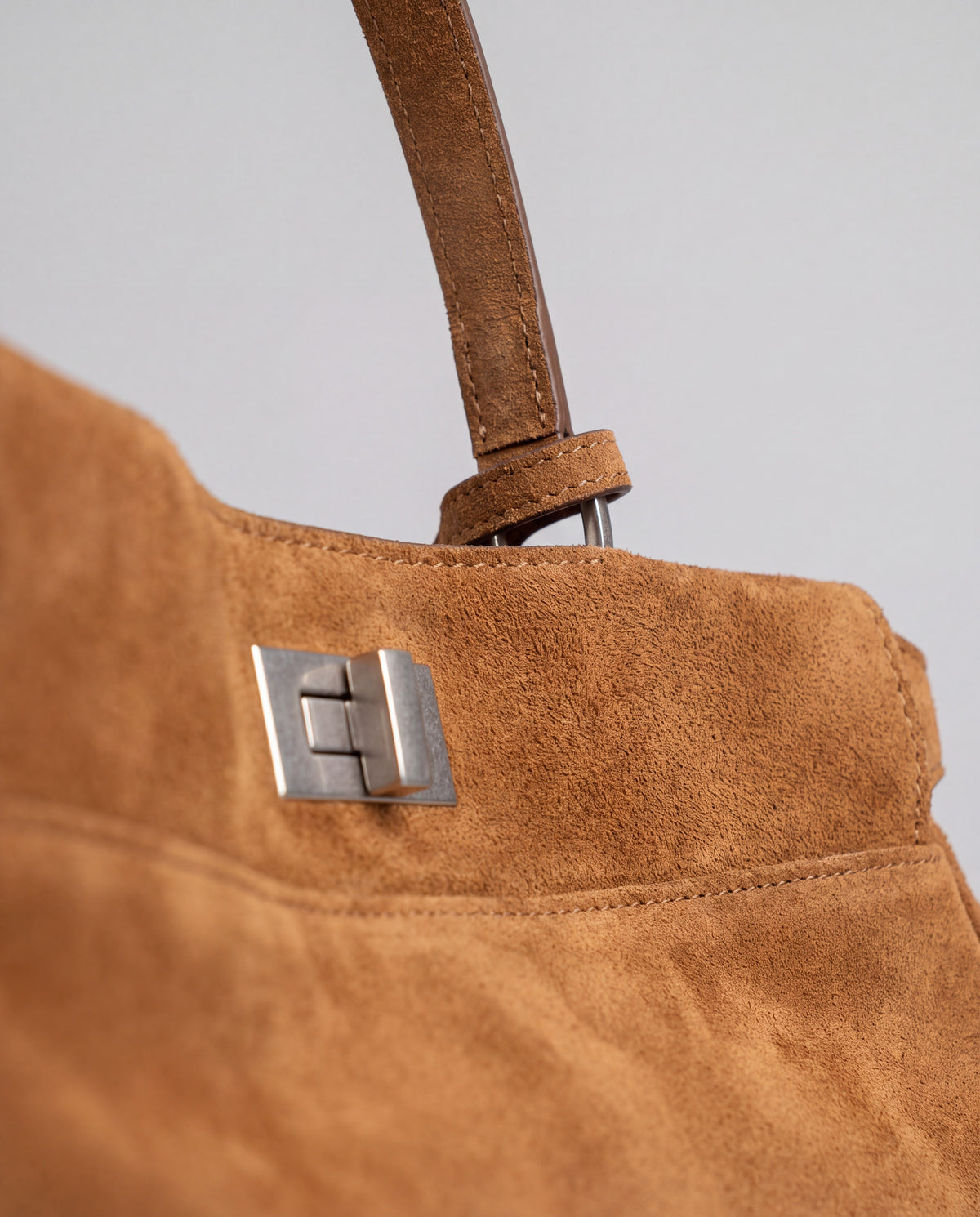 Dolce Medium bag in Caramel – hardware detail