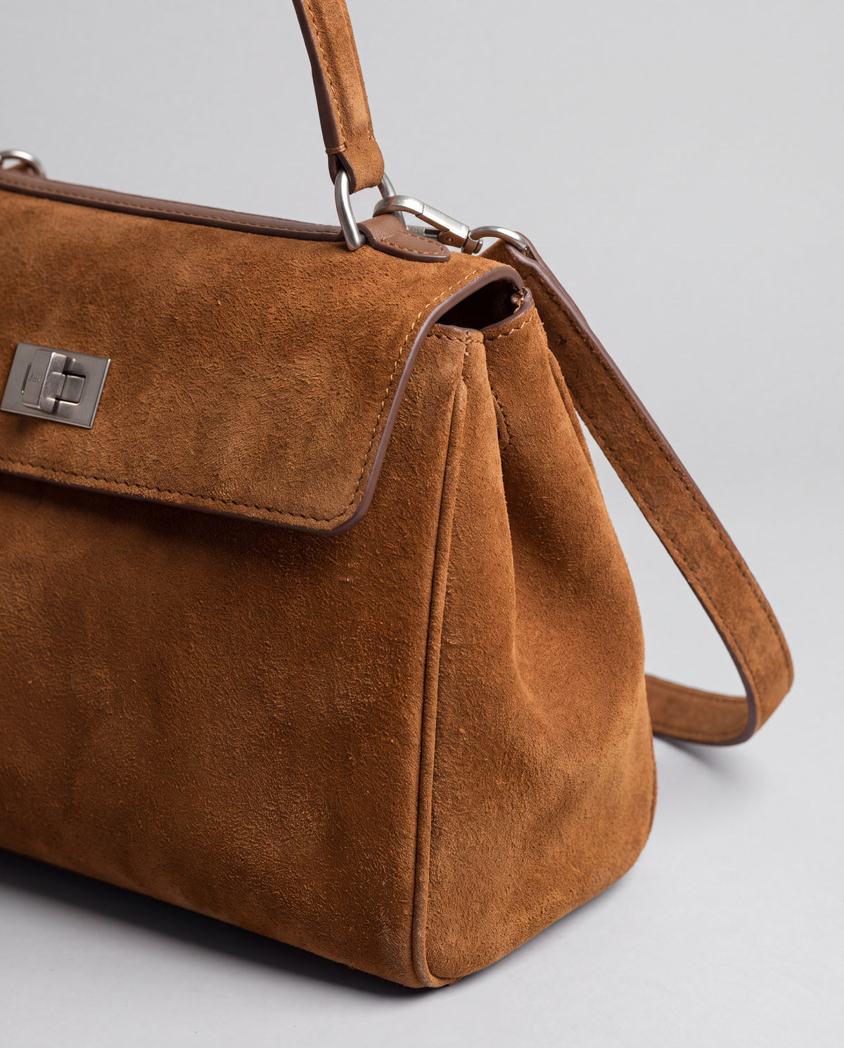 Dolce Medium bag in Caramel – leather detail