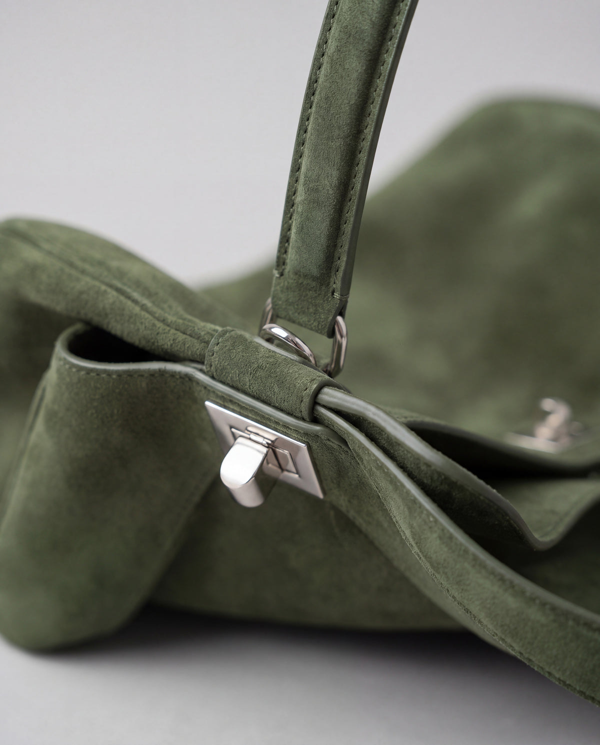 Dolce Medium bag in Forest – hardware detail