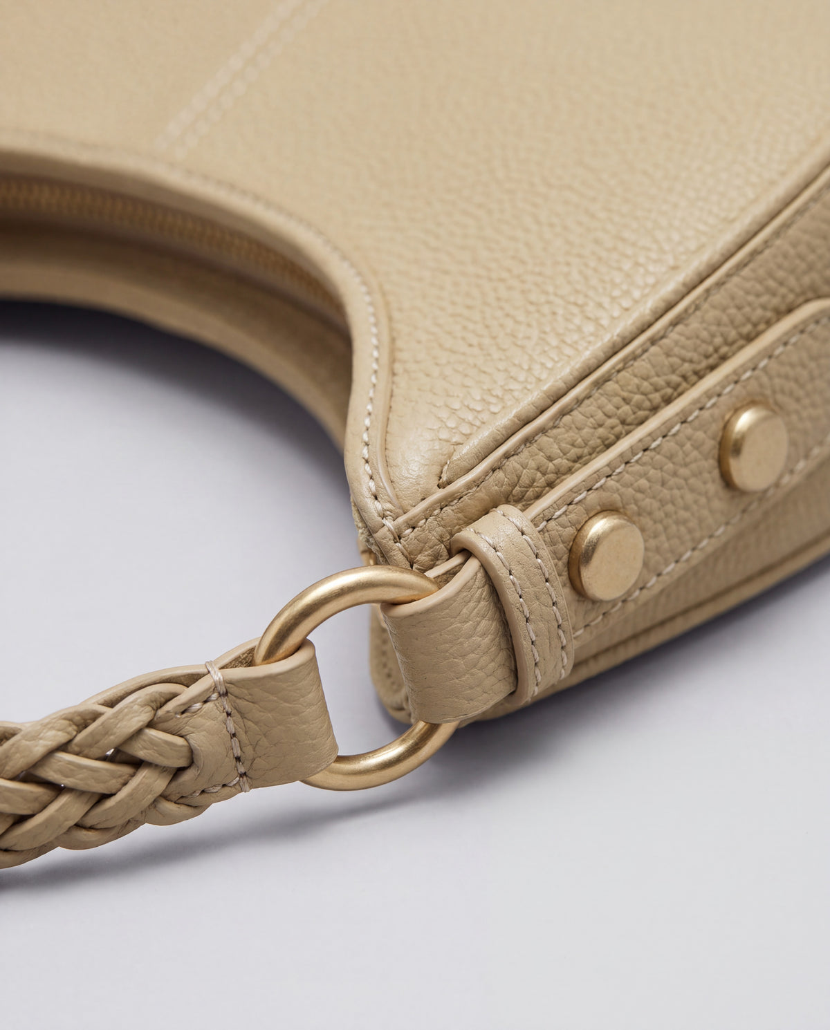 Everyday Shoulder Bag in Beige – hardware detail