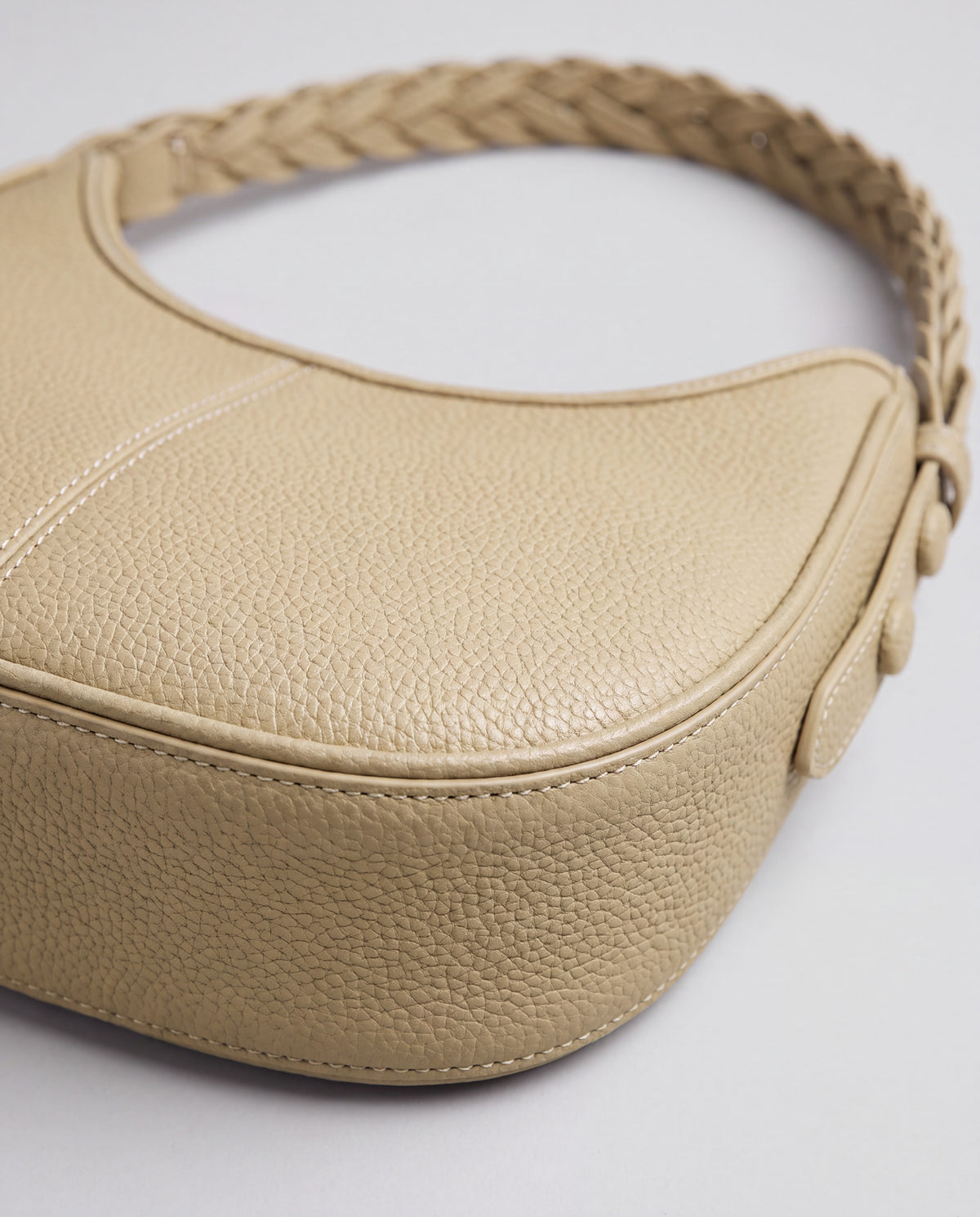 Everyday Shoulder Bag in Beige – leather detail
