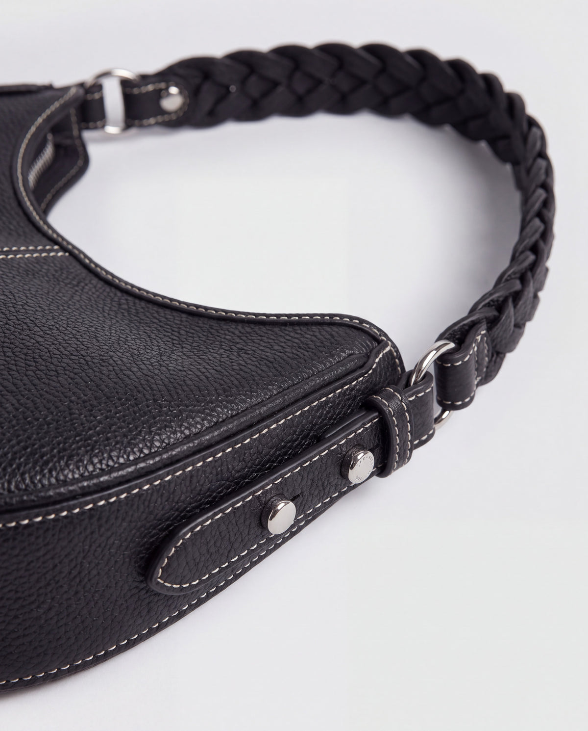 Everyday Shoulder Bag in Black – leather detail