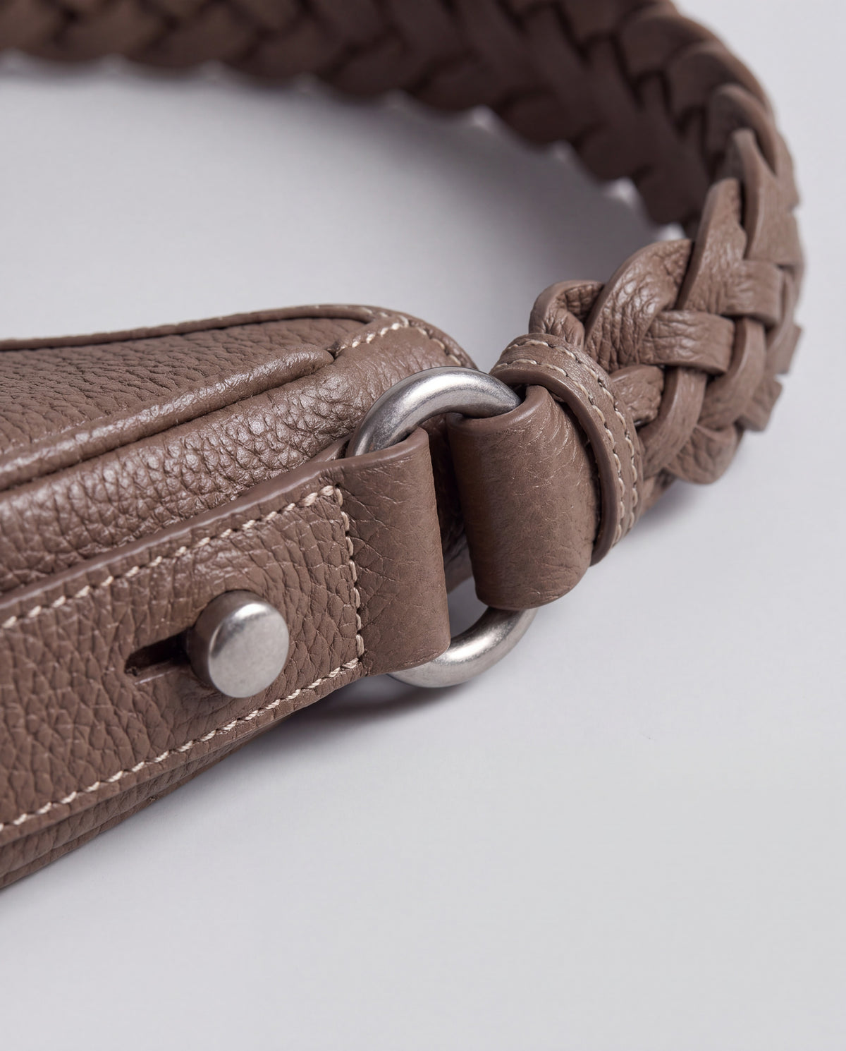 Everyday Shoulder Bag in Brown – hardware detail