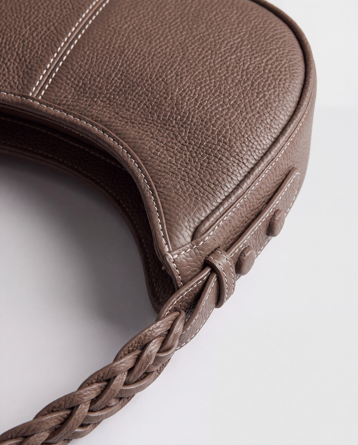 Everyday Shoulder Bag in Brown – leather detail