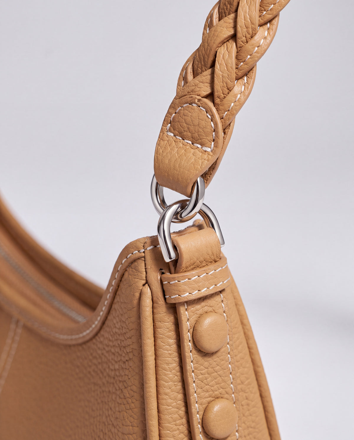 Everyday Shoulder Bag in Camel – hardware detail