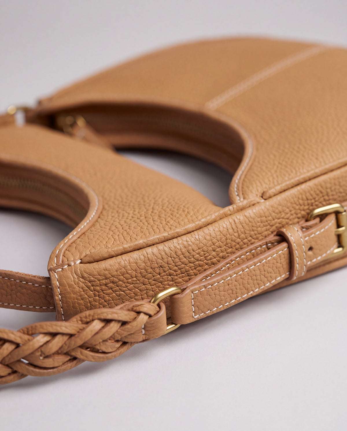 Everyday Shoulder Bag in Camel – leather detail