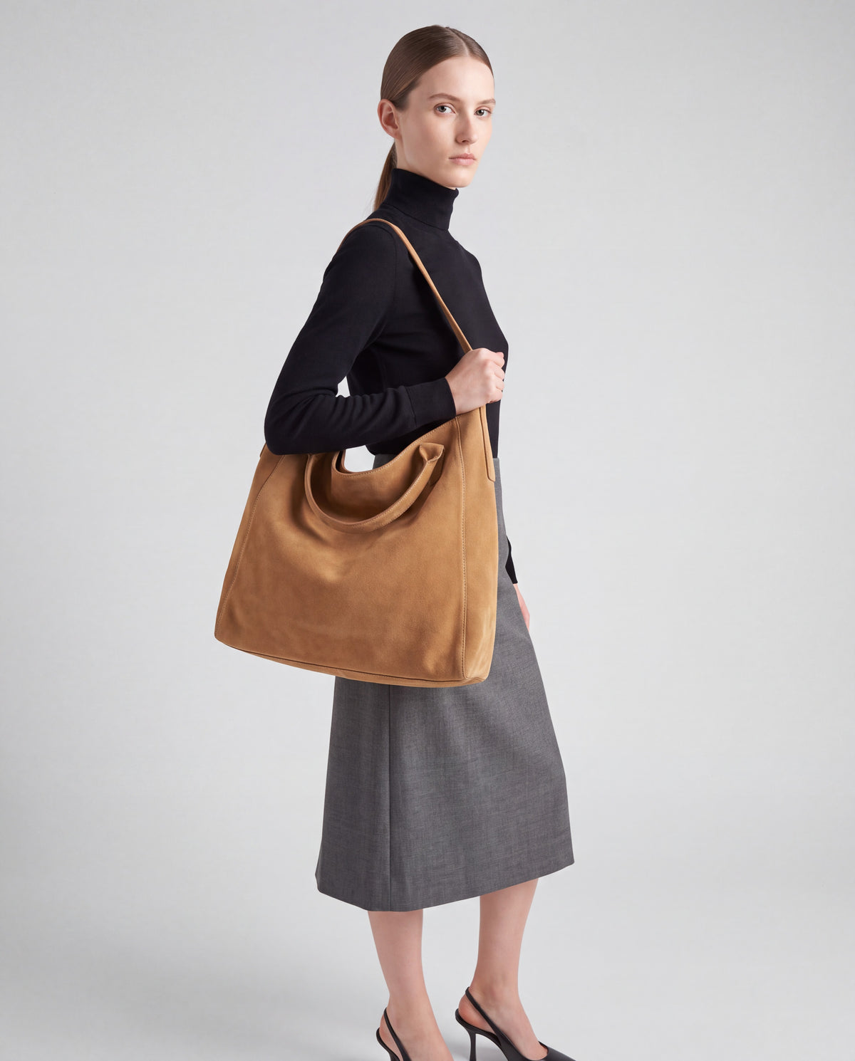 Fiato bag in Camel – worn by model, close-up