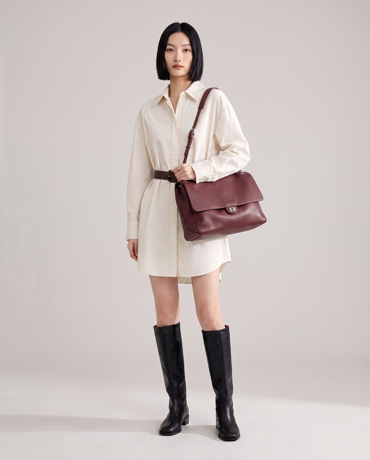 Model with the Fiume leather shoulder bag in burgundy, full length