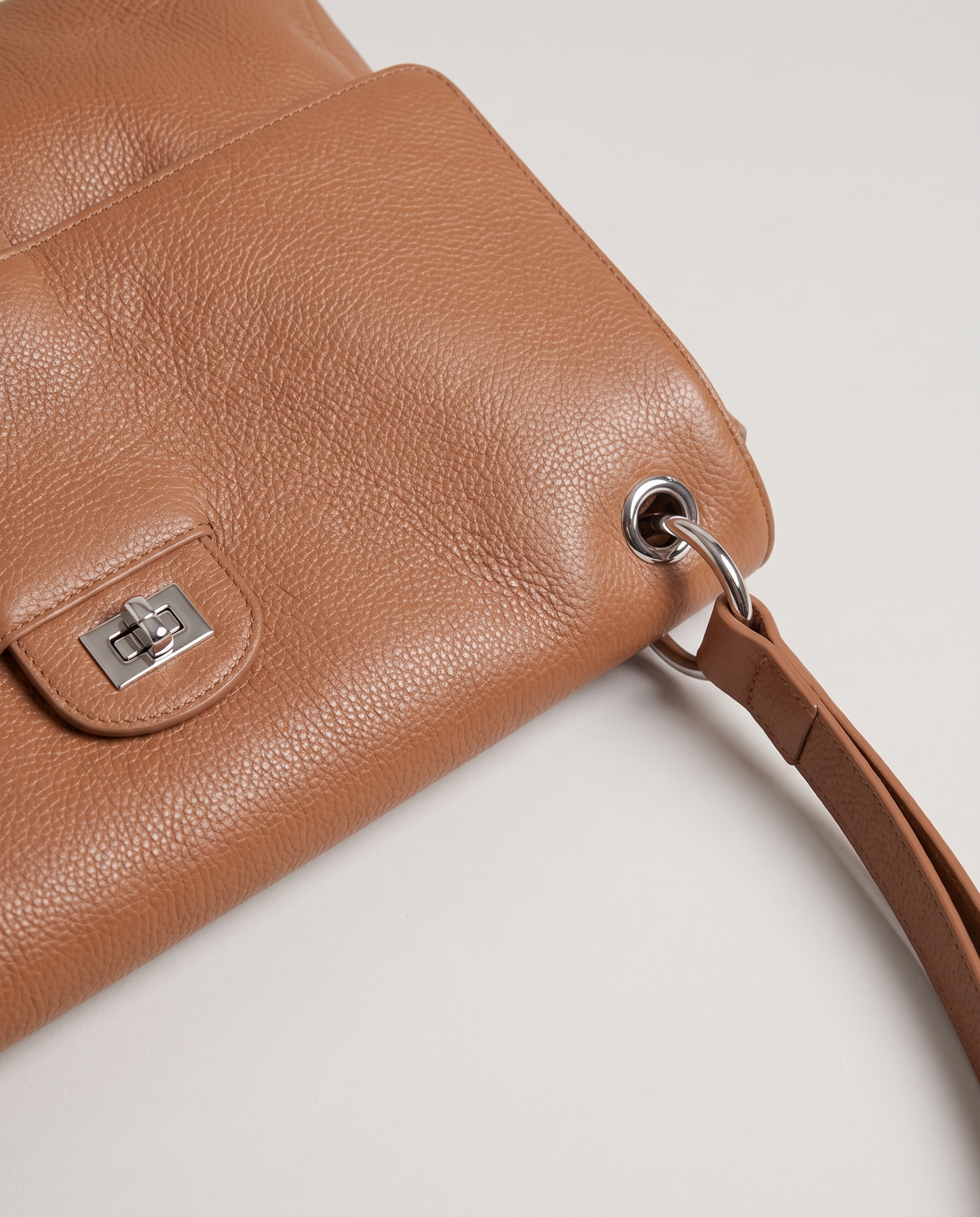 Fiume leather shoulder bag in caramel, hardware and leather detail