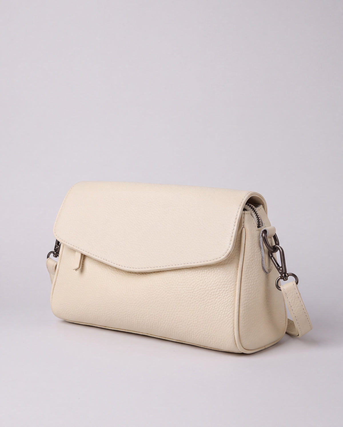 Fumo bag in Ivory – three-quarter view