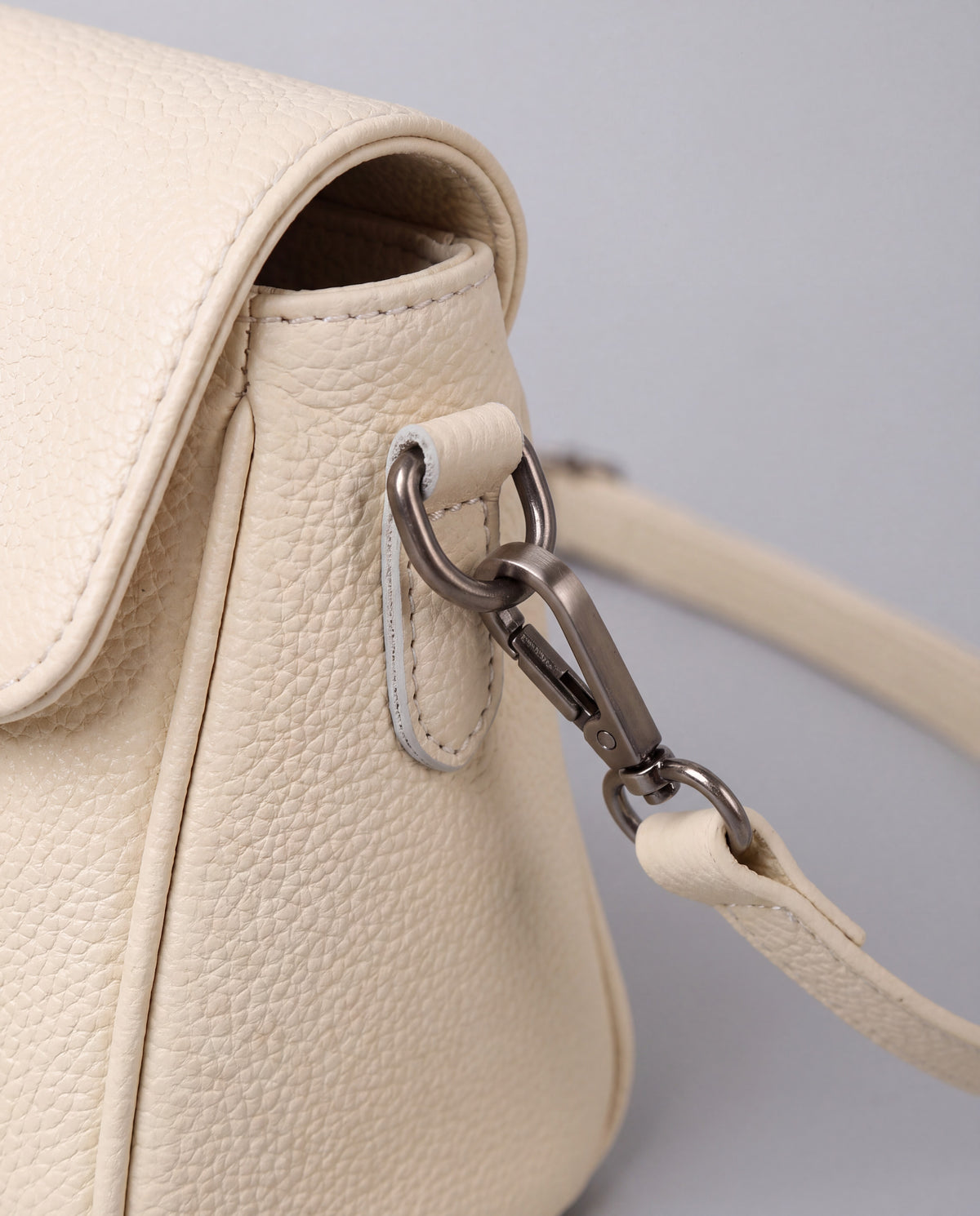 Fumo bag in Ivory – hardware detail