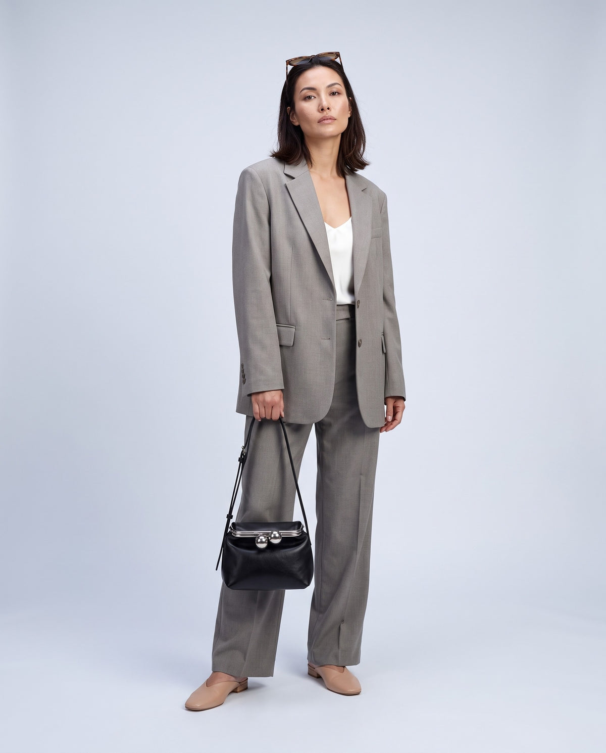 Model wearing the Garda frame bag in Black – full-length view