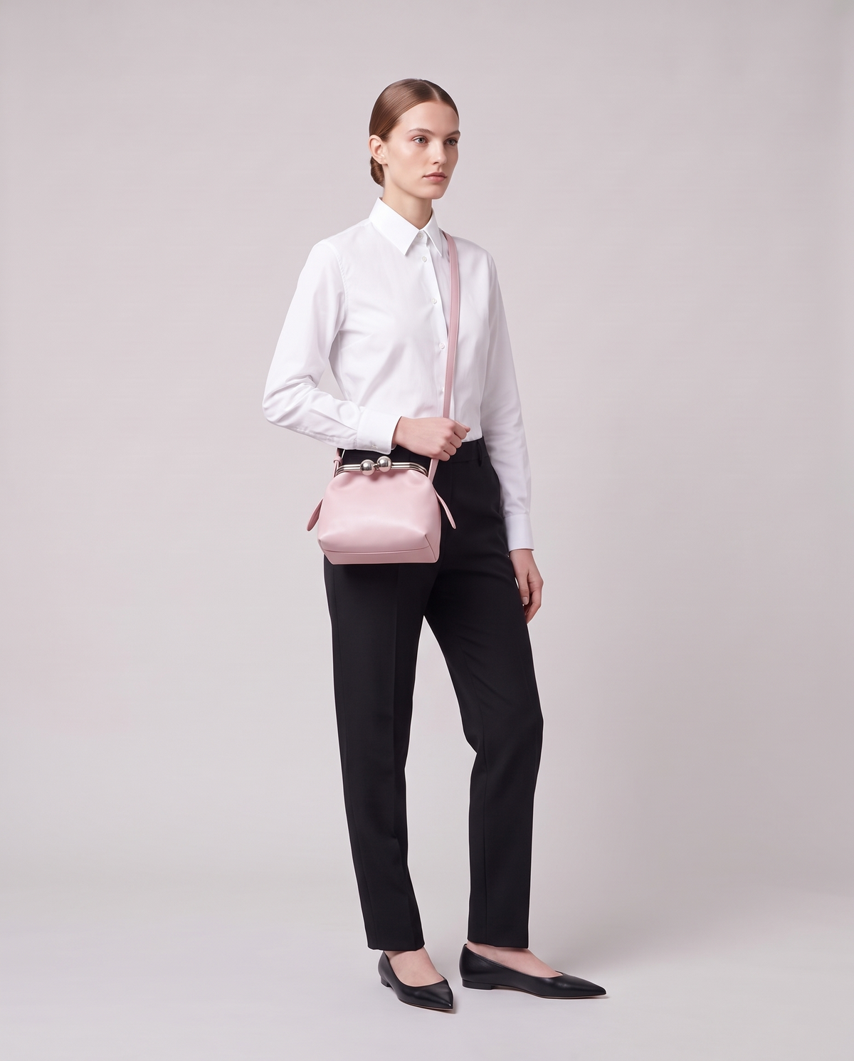 Model carrying the Garda frame bag in Lavender