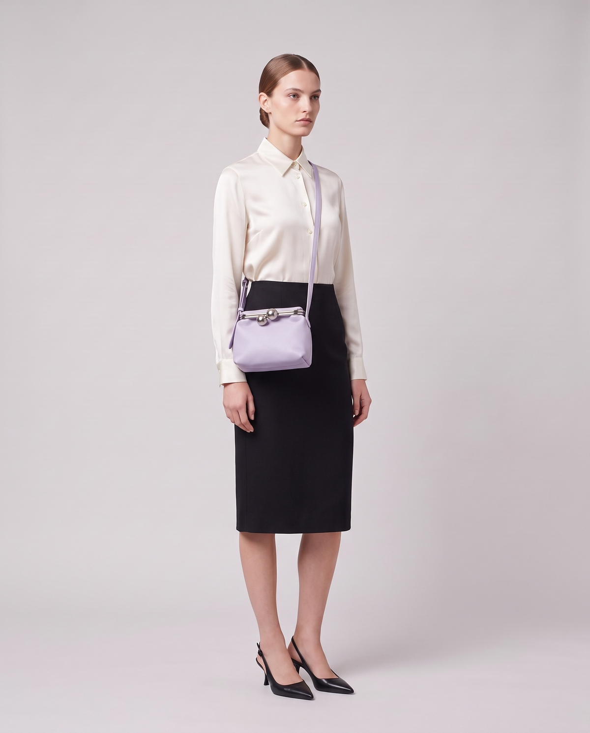 Model carrying the Garda frame bag in Rose