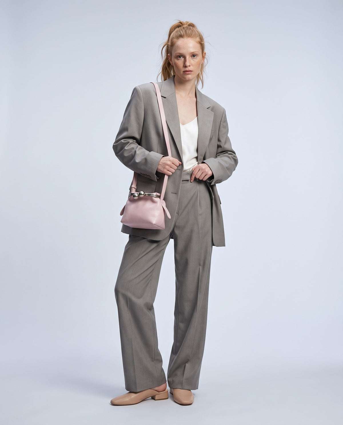 Model wearing the Garda frame bag in Pink – full-length view