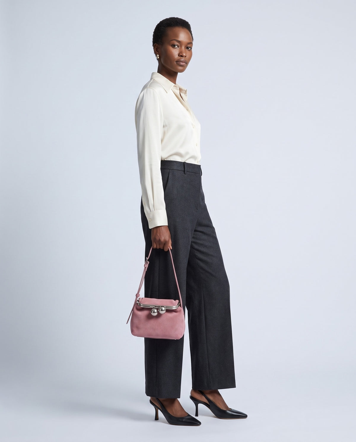 Model wearing the Garda frame bag in Rose – full-length view