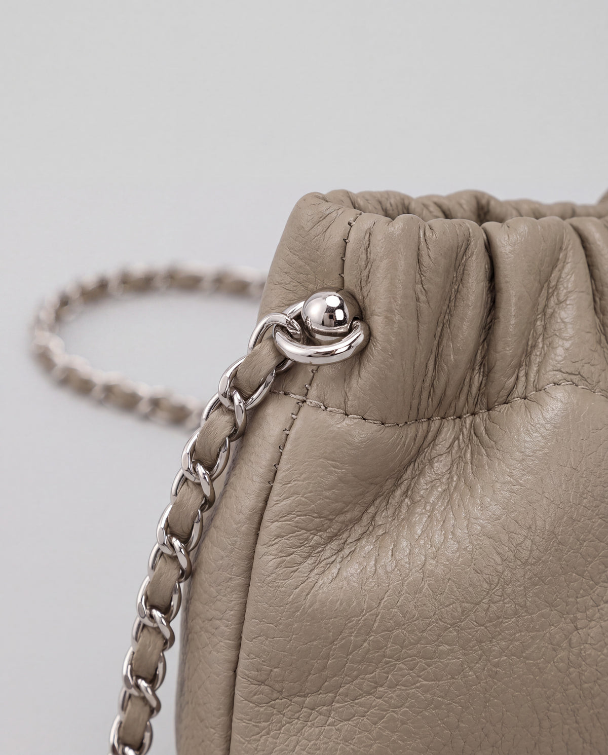 Giro bag in Taupe – hardware detail