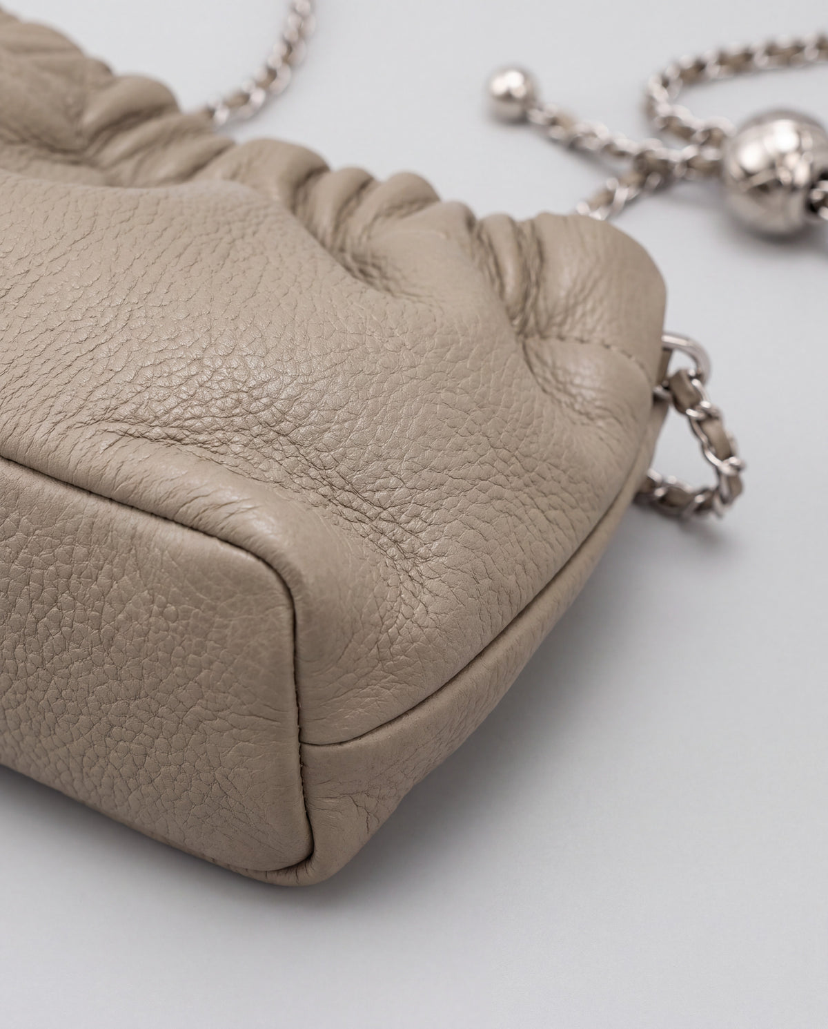 Giro bag in Taupe – leather detail