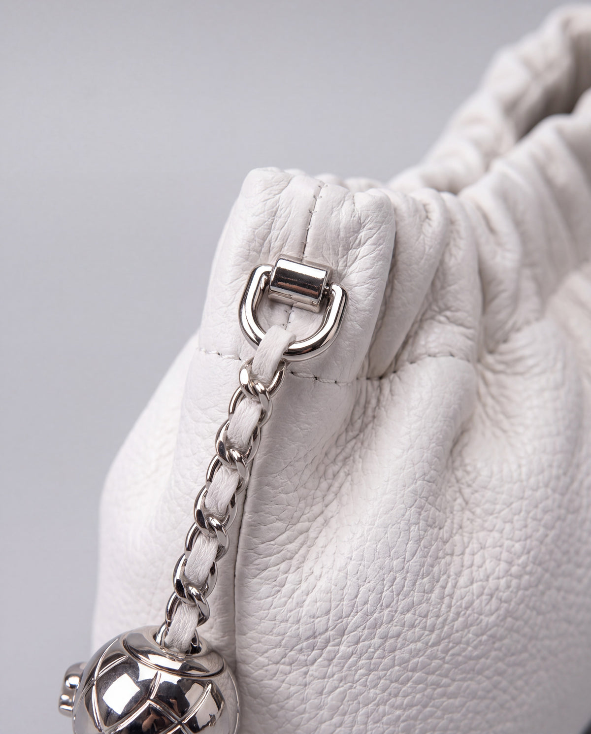 Giro bag in White – hardware detail