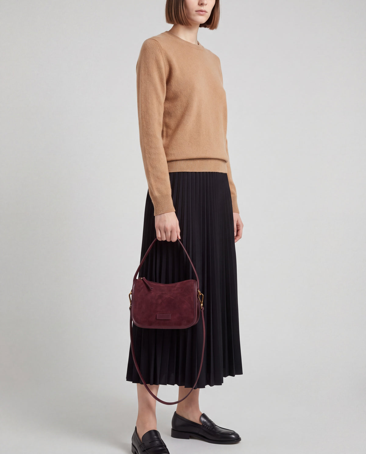 Grano bag in Burgundy – worn by model, close-up