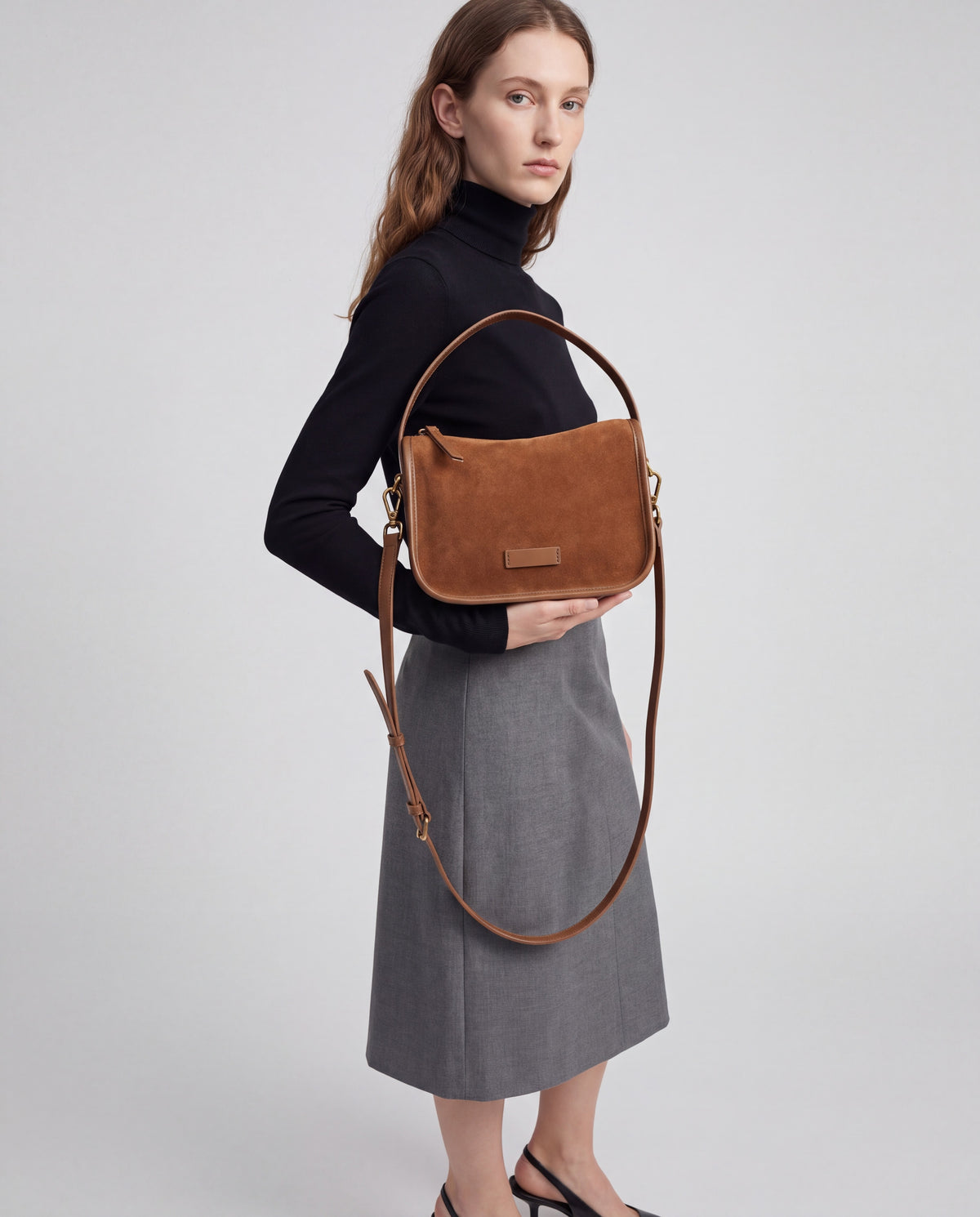 Grano bag in Cognac – worn by model, close-up