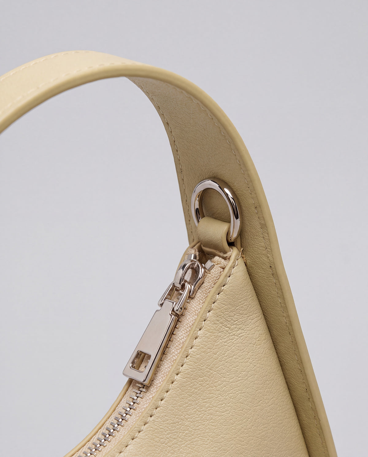 Muse bag in Beige – hardware detail