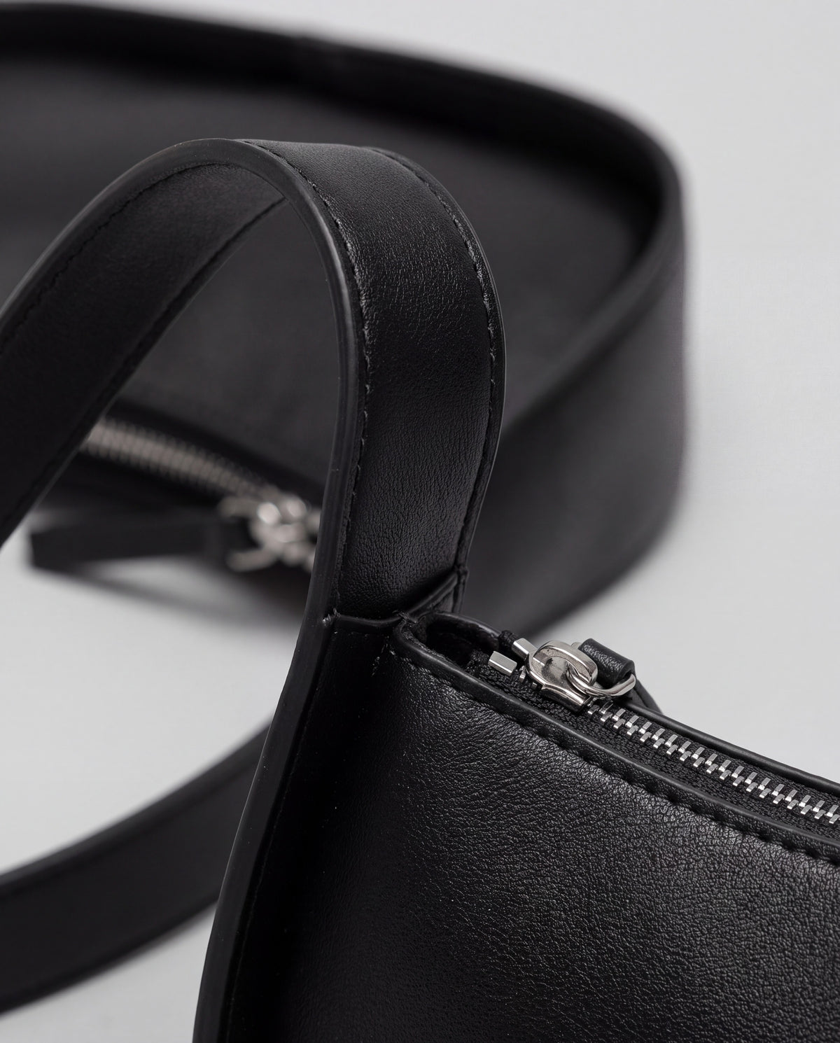 Muse bag in Black – hardware detail