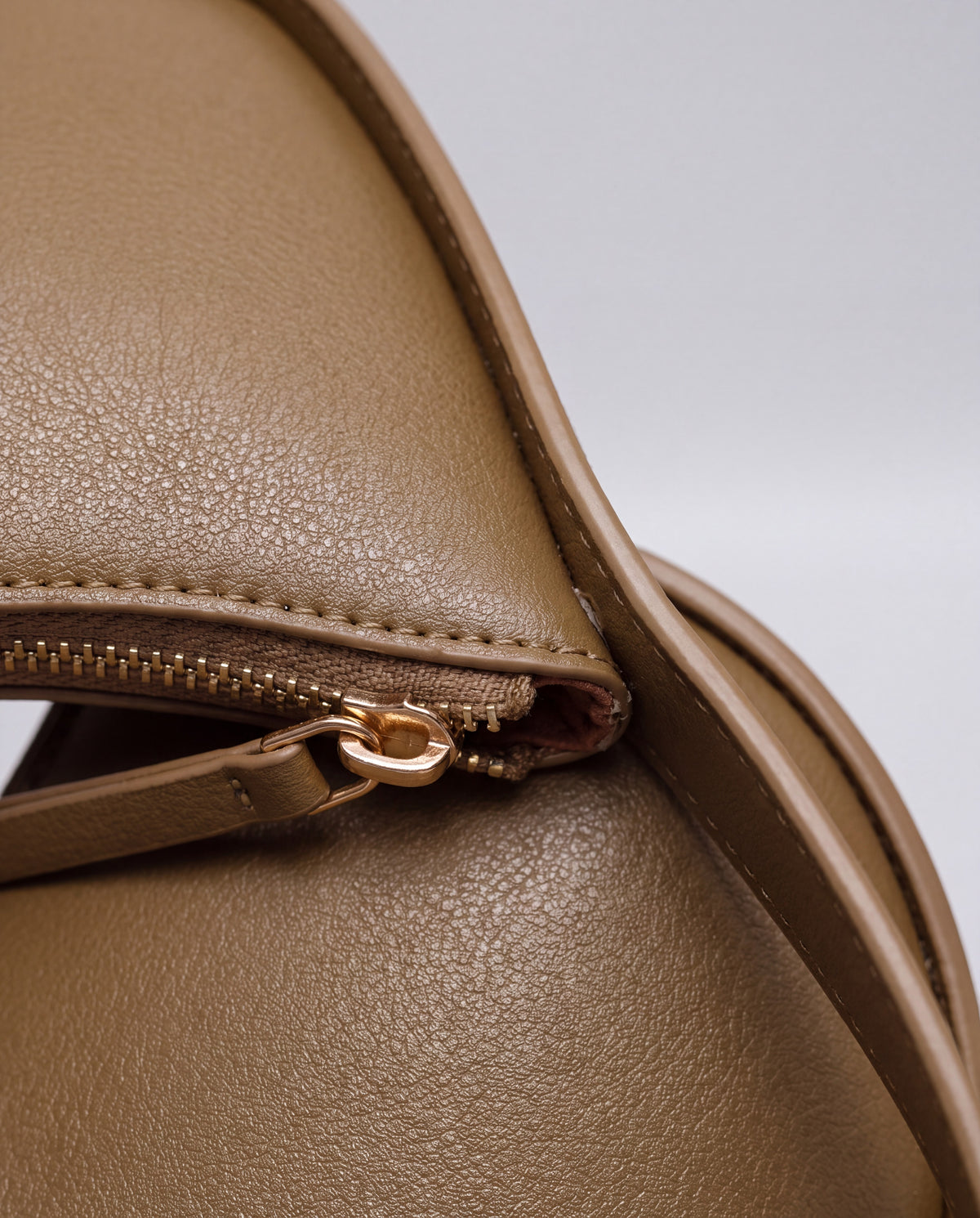 Muse bag in Brown – leather detail