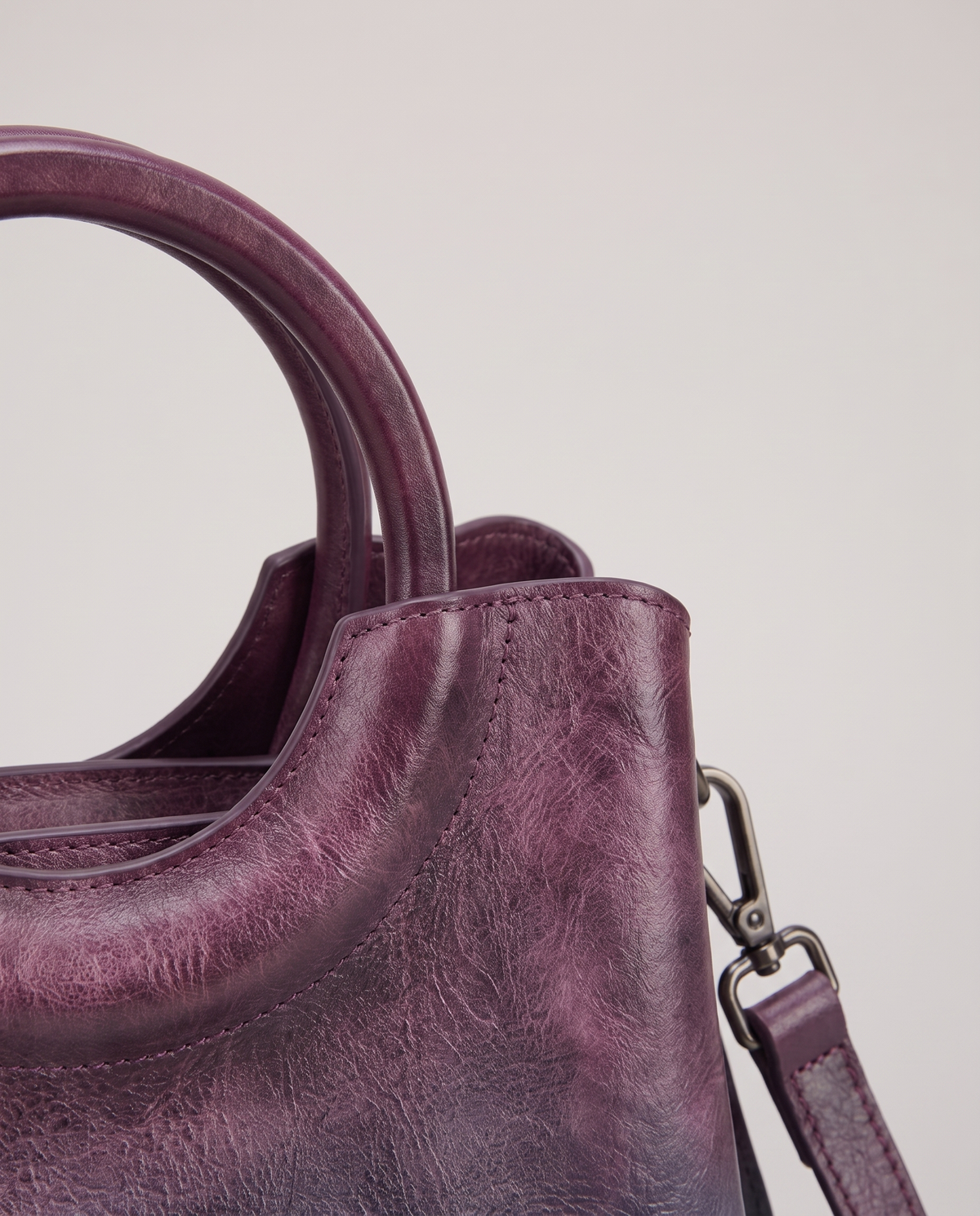 Ombra hand-painted ombré leather bag in Purple – close-up of the ring handle and hand-painted ombré finish