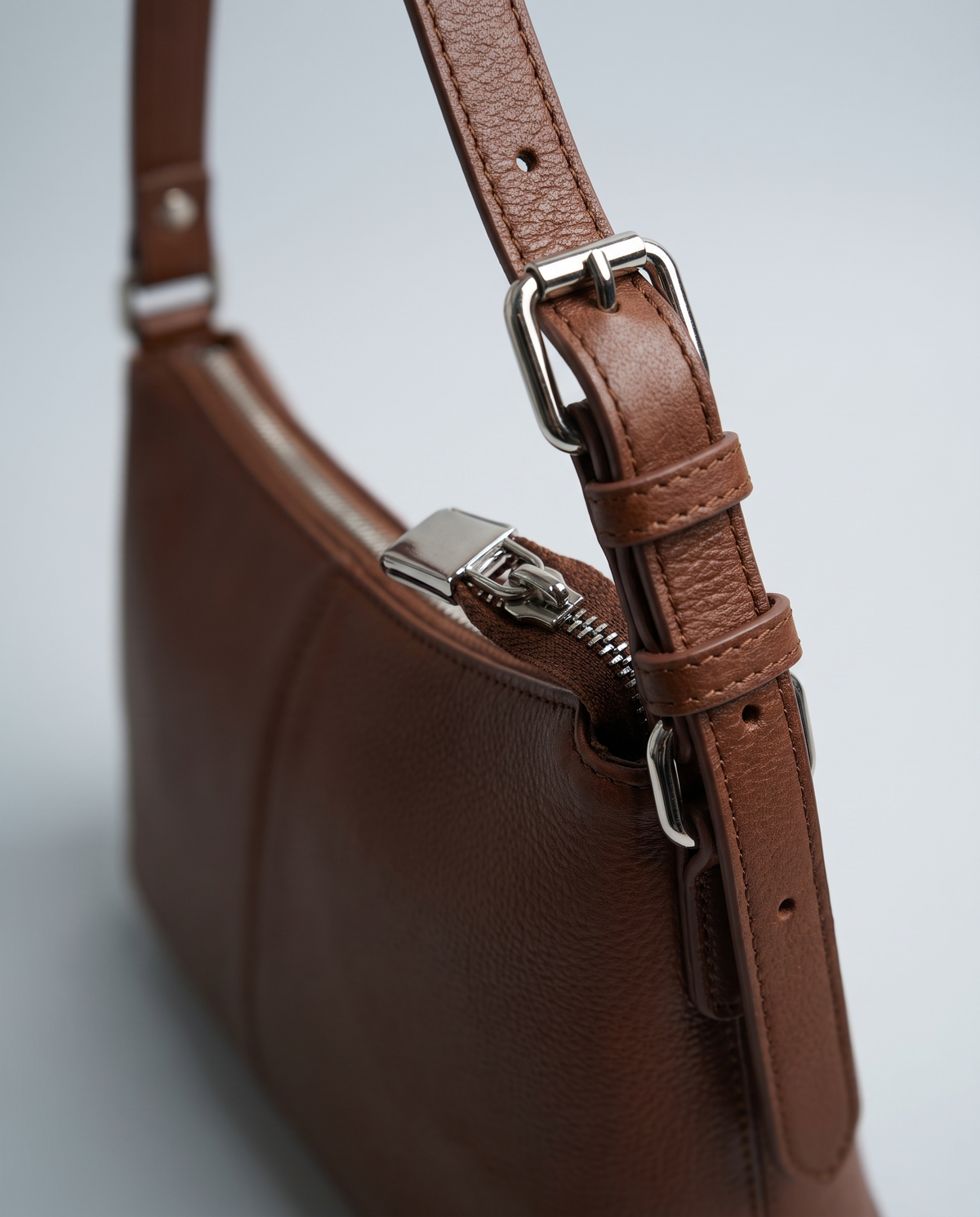 Alba – Brown – close-up of the hardware