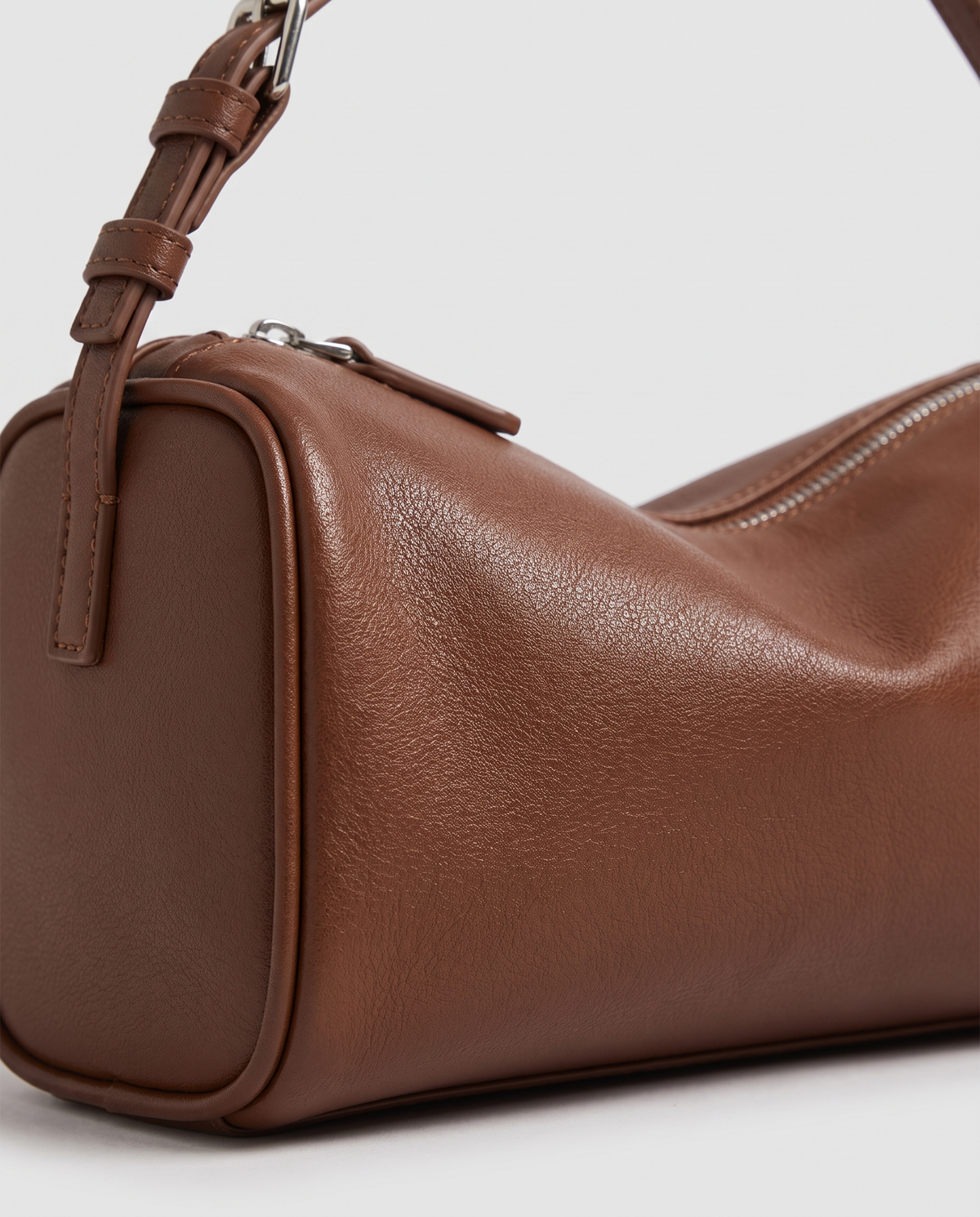 Alba – Brown – close-up of the leather