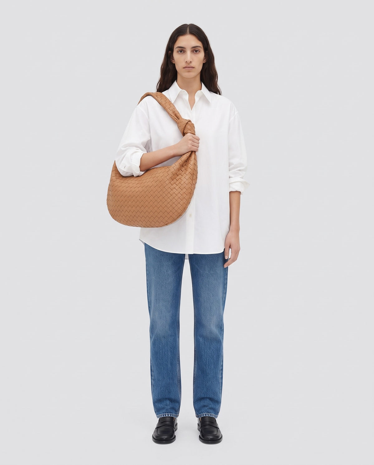 Knot Maxi woven leather shoulder bag in Caramel – model wearing it on the shoulder, full length