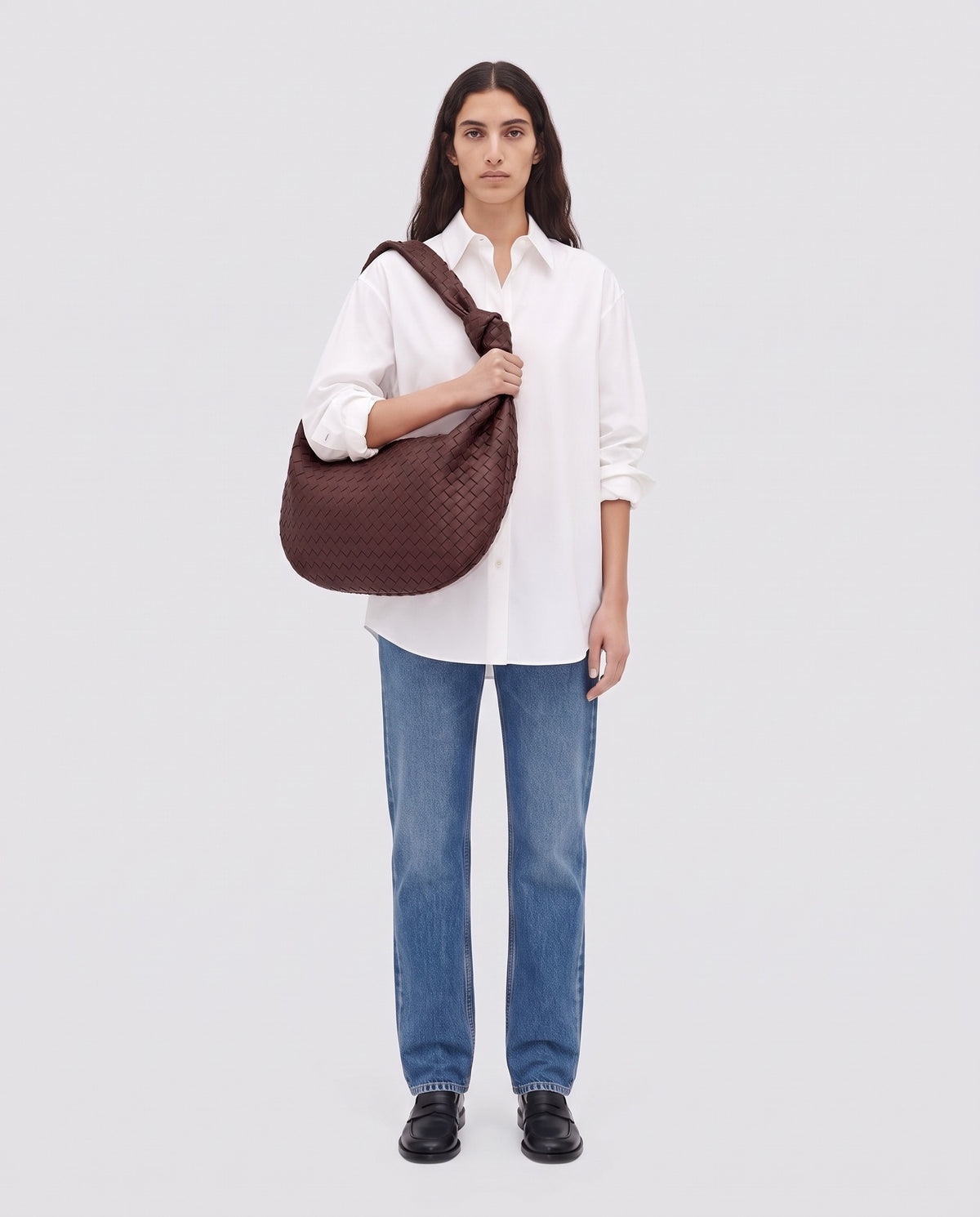 Knot Maxi woven leather shoulder bag in Chestnut – model wearing it on the shoulder, full length