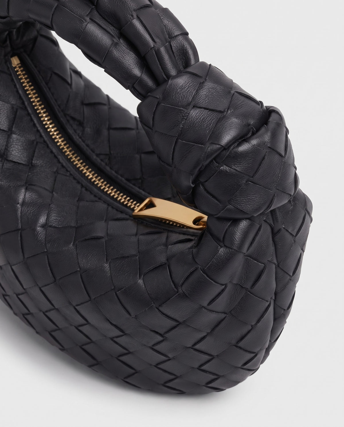 Knot Midi woven leather bag in Black – close-up of the knotted handle
